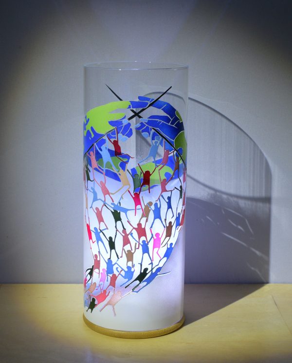 Anje Rozan lamp shown under flood light displaying face view with projected images on a backdrop.