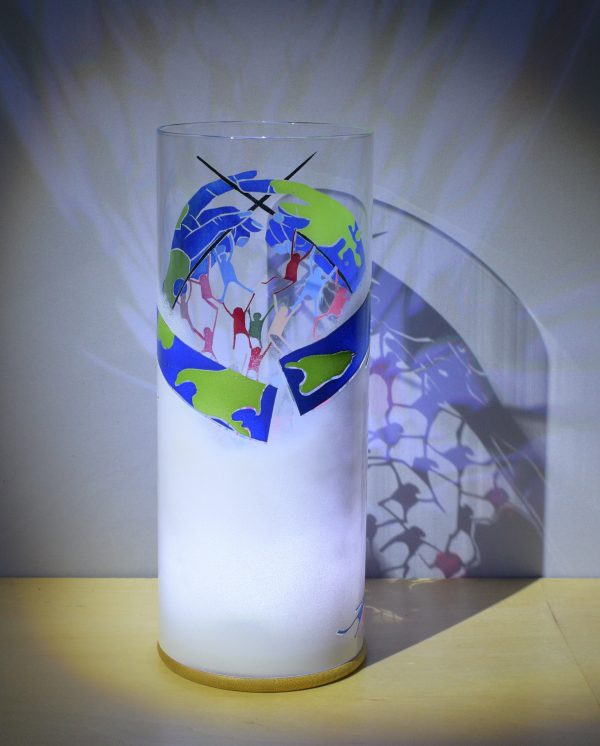 Anje Rozan lamp shown under flood light displaying face view with projected images on a backdrop.