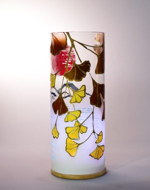 Transposed view of powder glazed accent lamp, flood lit.